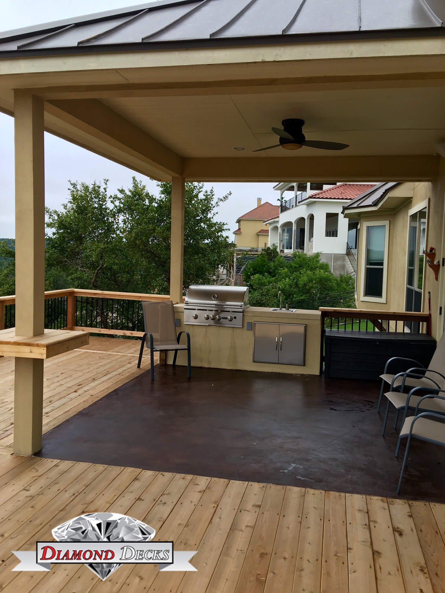 Contemporary outdoor kitchen